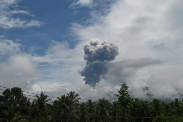 Gunung Dukono erupsi dengan menyemburkan abu vulkanik setinggi 3.000 meter diatas puncak gunung, Minggu (16/3/2025).  Foto: Abdul Fatah/ANTARA