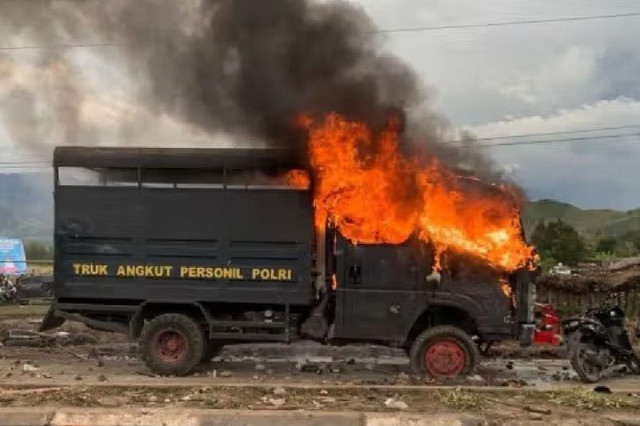 Kendaraan operasional Polres Jayawijaya dibakar massa saat kericuhan di Wamena, Sabtu (15/3/2025). Foto: Polres Jayawijaya/HO/Antara