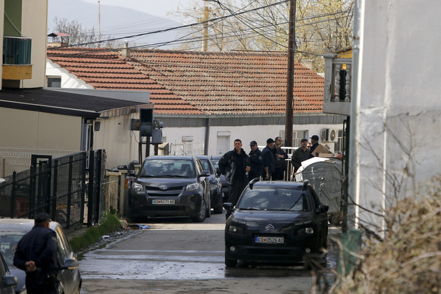 Regu penyelamat berkumpul di luar sebuah klub malam, menyusul kebakaran yang mengakibatkan jatuhnya korban jiwa, di kota Kocani, Makedonia Utara, Minggu (16/3/2025). Foto: Ognien Teofilovski/REUTERS