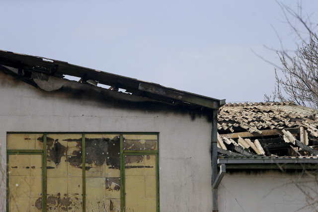 Pemandangan di luar sebuah klub malam, menyusul kebakaran yang mengakibatkan jatuhnya korban jiwa, di kota Kocani, Makedonia Utara, Minggu (16/3/2025). Foto: Ognien Teofilovski/REUTERS