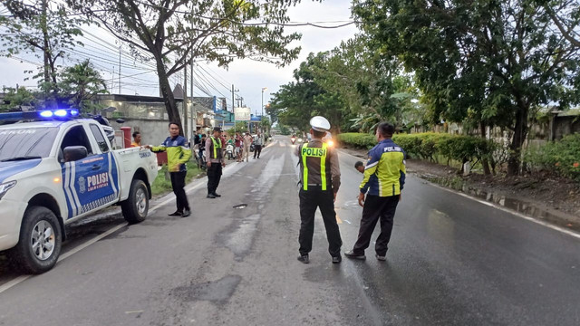 Petugas saat lakulan olah TKP kecelakaan lalu lintas di Jalan Raya Bojonegoro-Cepu, turut Desa Kebonagung, Kecamatan Padangan, Kabupaten Bojonegoro. Minggu (16/03/2025) (Aset: Istimewa)