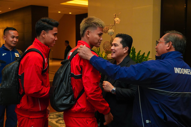 Muhammad Ferarri, Hokky Caraka, Ketum PSSI Erick Thohir, dan Manajer Timnas Sumardji di Jakarta pada 16 Maret 2025 jelang berangkat ke Sydney, Australia. Foto: PSSI