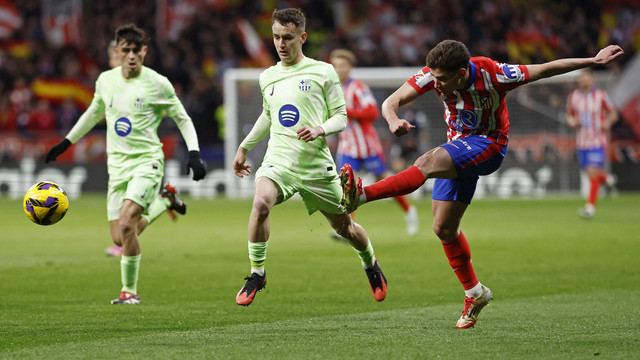 Kiri-ke-kanan: Pedri Gonzalez, Ferran Torres, dan Julian Alvarez saat Atletico Madrid vs Barcelona dalam laga pekan ke-28 Liga Spanyol 2024/25 di Stadion Metropolitano, Senin (17/3) dini hari WIB. Foto: REUTERS/Juan Medina