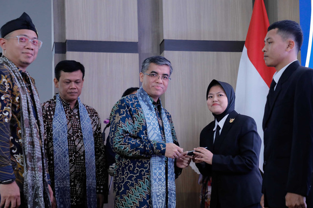 Menaker Yassierli secara resmi melepas 570 peserta magang ke Jepang di Balai Besar Pelatihan Vokasi dan Produktivitas (BBPVP) Bandung, Jawa Barat, Sabtu (15/3/2025). Foto: Dok. Kemnaker