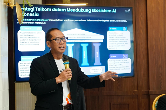 EVP Digital Business & Technology Telkom Komang Budi Aryasa saat memaparkan mengenai strategi Telkom dalam mendukung ekosistem Artificial Intelligence (AI) Indonesia di Jakarta, Rabu (26/2). Foto: Dok. Telkom