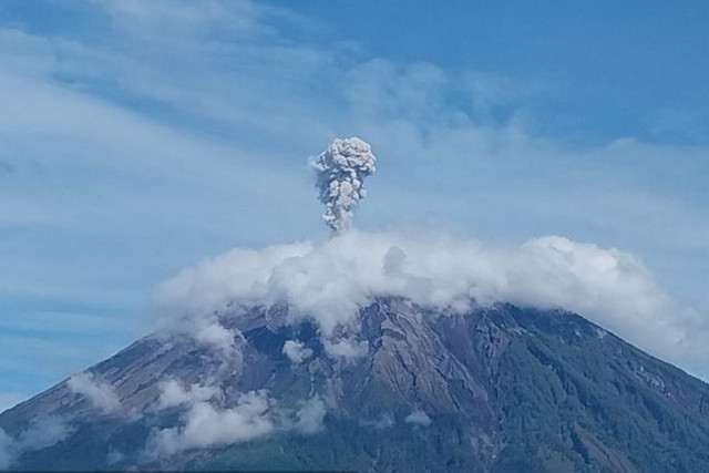 Gunung Semeru erupsi dengan letusan setinggi 1.000 meter di atas puncak pada Senin (17/3/2025). Foto: PVMBG/HO/ANTARA