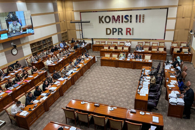 Komisi III DPR RI gelar rapat dengar pendapat (RDP)  bersama Jampidum Asep Nana Mulyana, Dirtipideksus Brigjen Helfi Assegaf, dan perwakilan korban robot trading Net89 di Gedung Parlemen, Jakarta, Senin (17/3/2025). Foto: Abid Raihan/kumparan