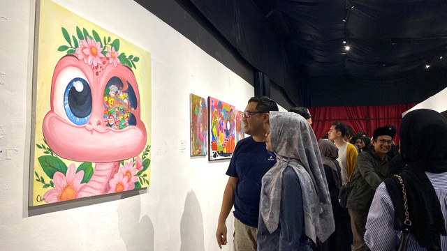 Pengunjung menikmati karya-karya seni yang ditampilkan di pameran Nugal Vol. 2. Foto: Alycia Tracy Nabila/Hi!Pontianak