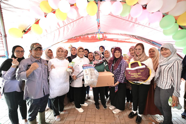 Dharma Wanita Persatuan (DWP) Kemensos bersama sejumlah lembaga menyerahkan bantuan logistik untuk korban banjir di Jatirasa, Jatiasih, Kota Bekasi, Sabtu (15/3/2025). Foto: Kemensos RI