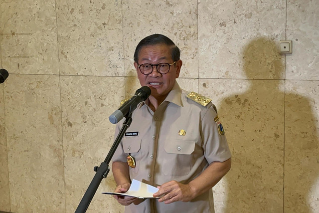 Gubernur DKI Jakarta Pramono Anung menjawab pertanyaan wartawan di Graha Ali Sadikin, Balai Kota, Jakarta Pusat, Senin (17/3/2025). Foto: Alya Zahra/kumparan 