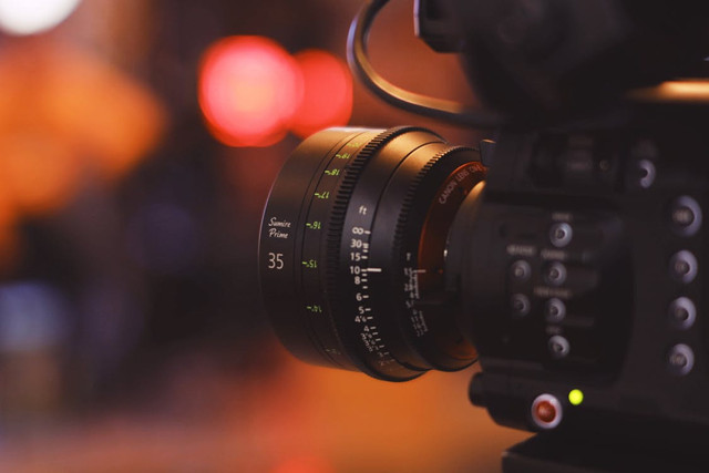 Membuat video profesional memerlukan kamera berkualitas untuk menghasilkan cinematic look yang bagus. Foto: Pexels.com