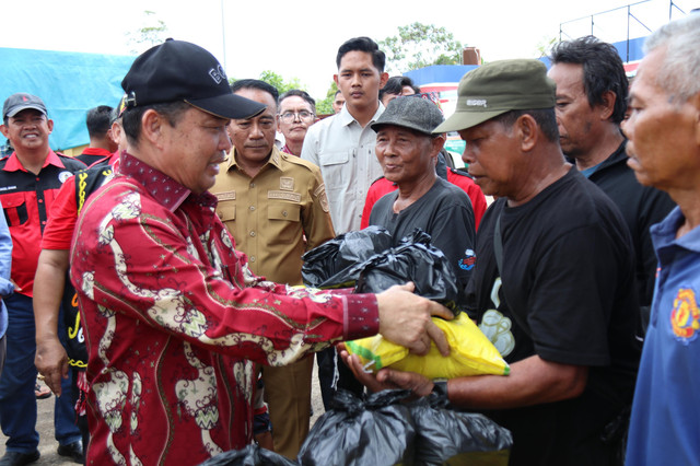 Gubernur Kalbar, Ria Norsan serahkan bantuan sembako untuk warga terdampak banjir di Desa Lingga. Foto: Dok. Adpim Pemprov Kalbar