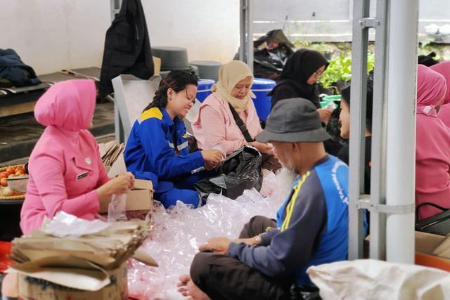 Kemensos bersama dengan Dinas Sosial Sumedang dan Personel Tagana begerak cepat menyalurkan bantuan bagi warga yang terdampak banjir di Sumedang, Provinsi Jawa Barat, Minggu (16/3/2025). Foto: Kemensos RI