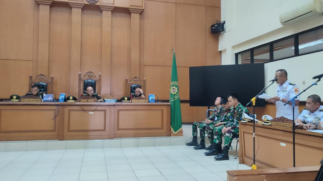 Tiga prajurit TNI AL terdakwa kasus pembunuhan bos rental mobil dan penadahan mobil mengikuti sidang dengan agenda pembacaan pledoi di Pengadilan Militer II-08, Jakarta Timur, Senin (17/3/2025). Foto: Rachmadi Rasyad/kumparan