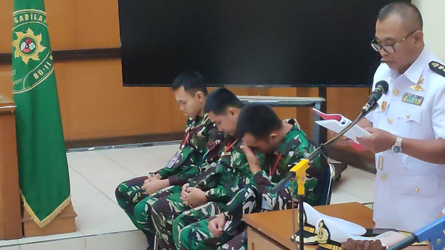 Tiga prajurit TNI AL terdakwa kasus pembunuhan bos rental mobil dan penadahan mobil mengikuti sidang dengan agenda pembacaan pledoi di Pengadilan Militer II-08, Jakarta Timur, Senin (17/3/2025). Foto: Rachmadi Rasyad/kumparan