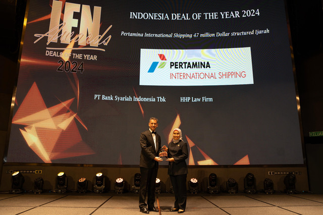 Pelaksana Tugas Harian Direktur Utama Pertamina International Shipping, Diah Kurniawati (kanan) saat menerima penghargaan Indonesia Deal of The Year 2024 pada Islamic Finance News (IFN) Awards di Kuala Lumpur, Malaysia. Foto: Dok. Pertamina