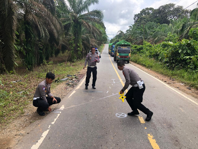 Satlantas Polres Sekadau melakukan olah TKP kecelakaan di Jalan Sekadau-Sintang. Foto: Dok. Polres Sekadau