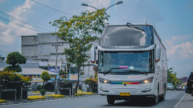 Sewa Bus Bandung Pangandaran. Foto hanya sebagai ilustrasi, bukan tempat dan gambar sebenarnya. Sumber foto: Unsplash-Jalal Kelink