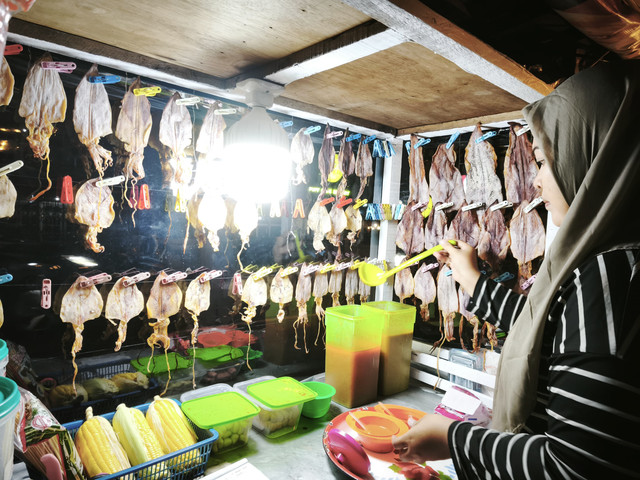 Penjual Sotong Pangkong di Jalan Merdeka Pontianak. Foto: Prokopim Pemkot Pontianak