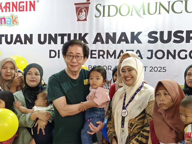 Sido Muncul melalui salah satu produknya yaitu Tolak Angin Anak bersama RS Permata Jonggol memberikan bantuan kepada anak-anak suspek stunting di Kecamatan Jonggol, Kabupaten Bogor, Sabtu (15/3). Foto: kumparan/Kartika Pamujiningtyas