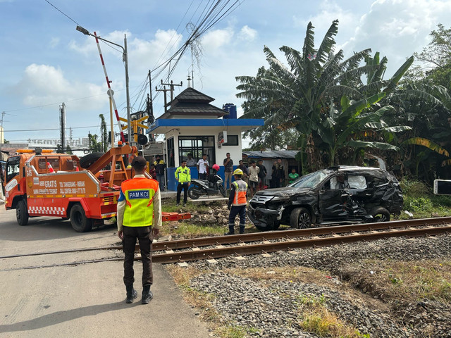 Pajero yang ringsek usai ditabrak KA. Pengemudi mobil bernama Masagus Azizi tewas. Dok: Ist.