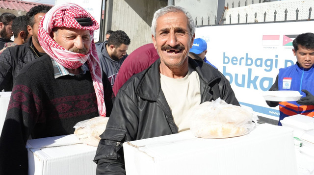 Distribusi Bantuan Bingkisan Lebaran untuk Pengungsi Palestina di Kamp Maqabalain, Yordania (Sumber : DT Peduli)