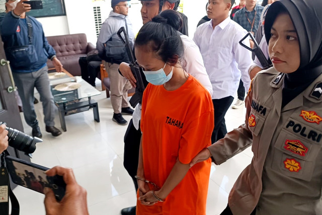 Polisi menunjukkan BL, tersangka pembunuhan perempuan saat konferensi pers di Mapolrestabes Bandung, Senin (17/3/2025). Foto: Robby Bouceu/kumparan