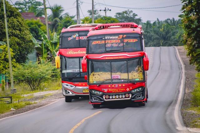 Alamat Agen Bus Sinar Jaya Bekasi Timur. Foto Hanya Ilustrasi, Bukan Sebenarnya. Sumber Foto: Unsplash.com/Jalal Kelink