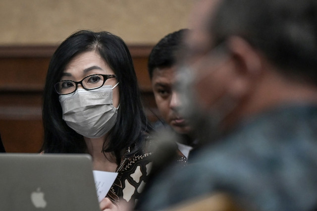 Meirizka Tannur (kiri) terdakwa kasus dugaan suap vonis bebas Gregorius Ronald Tannur, menjalani sidang lanjutan di Pengadilan Tipikor, Jakarta, Senin (3/3/2025). Foto: Fauzan/ANTARA FOTO