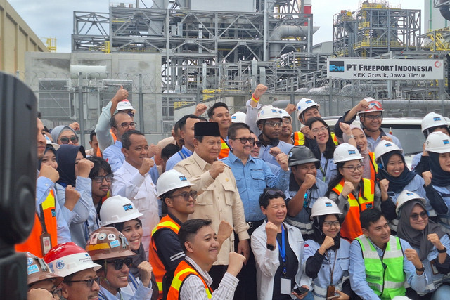 Presiden Prabowo Subianto meresmikan smelter Precious Metal Refinery (PMR) milik PT Freeport Indonesia (PTFI) di Gresik, Jawa Timur, Senin (17/3/2025). Foto: Argya D. Maheswara/kumparan 