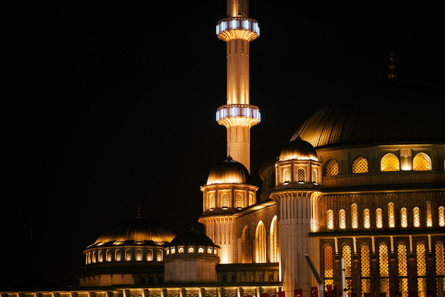 Ilustrasi Fadhilah Sholat Tarawih Malam ke-18. Sumber: Unsplash/Mahmut Yıldız