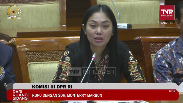 Ria Tarigan, istri Kasat Reskrim Polres Teluk Bintuni, Iptu Tomi Samuel Marbun yang hilang saat bertugas di Papua. Foto: YouTube/ TVR Parlemen