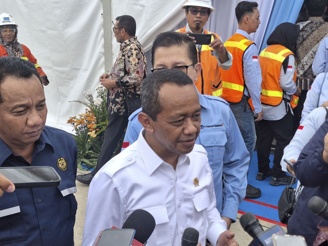 Menteri ESDM, Bahlil Lahadalia ketika ditemui di Smelter PTFI, Gresik, Jawa Timur pada Senin (17/3/2025). Foto: Argya D. Maheswara/kumparan 