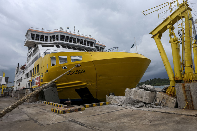 Kondisi jembatan bergerak usai ditabrak KMP Portlink III yang akan bersandar di Dermaga Eksekutif Pelabuhan Merak, Kota Cilegon, Banten, Senin (17/3/2025). Foto: Angga Budhiyanto/ANTARA FOTO 