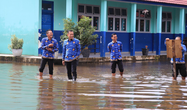 Kepala Dinas Pendidikan Palembang, Adrianus Amri, saat meninjau sekolah banjir. (ist)