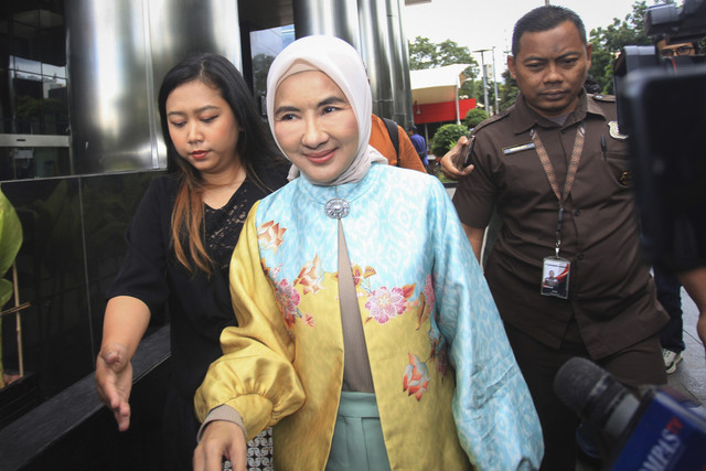 Mantan Direktur Utama PT Pertamina Nicke Widyawati (tengah) berjalan usai diperiksa di Gedung Merah Putih KPK, Jakarta, Senin (17/3/2025). Foto: Reno Esnir/ANTARA FOTO