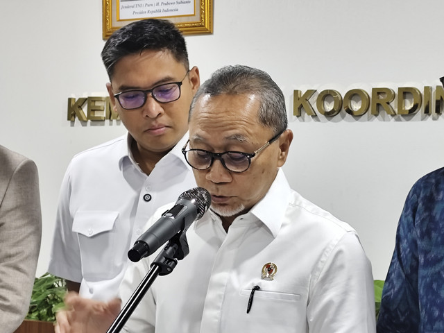 Wakil Menteri Pertanian Sudaryono dan Menko Bidang Pangan Zulkifli Hasan (Zulhas) dalam konferensi pers di kantornya, Senin (17/3/2025). Foto: Widya Islamiati/kumparan