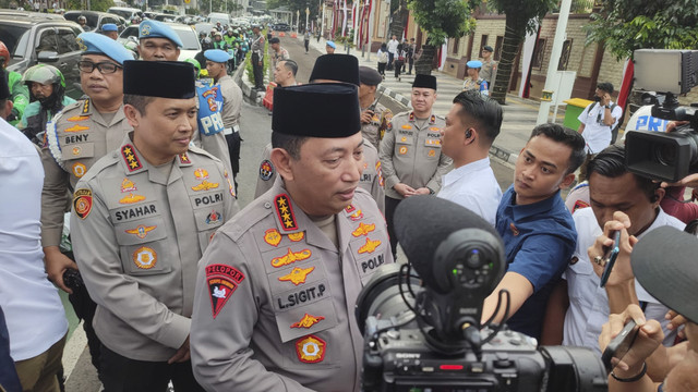 Kapolri, Jenderal Listyo Sigit Prabowo, saat membagikan takjil di depan Mabes Polri pada Senin (17/3/2025). Foto: Rachmadi Rasyad/kumparan