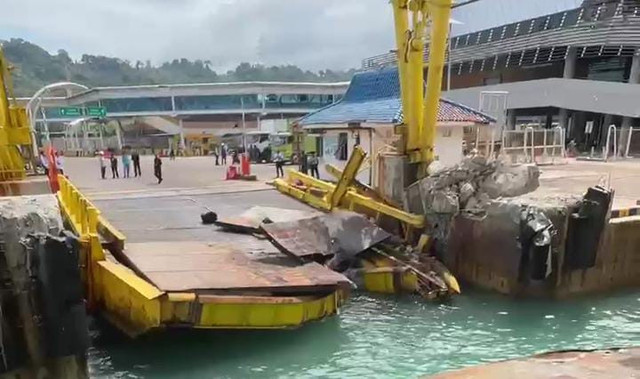 moveable bridge (jembatan bergerak) di Dermaga Eksekutif Pelabuhan Merak yang mengalami kerusakan. | Foto: istimewa