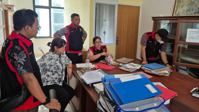 Tim penyidik Kejaksaan Tinggi Sulawesi Utara saat melakukan penggeledehan dan penyitaan di kantor Rektorat dan LPPM Universitas Sam Ratulangi Manado.