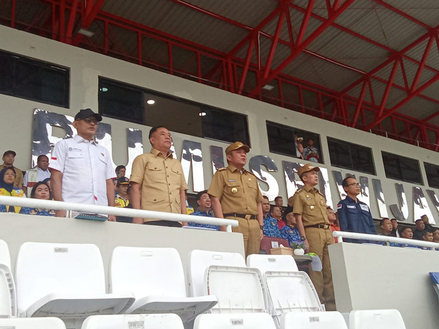 Herman Deru dan Ratu Dewa saat menghadiri peresmian renovasi dan pembangunan 17 stadion/Anyelir. 