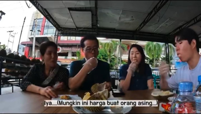 YouTuber Hari Jisun bersama keluarganya saat makan durian di Pontianak. Foto: Dok. Insfagram @bfoodnet