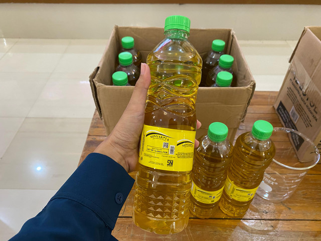 Minyak goreng merek mingak kita yang tidak ada label netto. | Foto: Sinta Yuliana/Lampung Geh