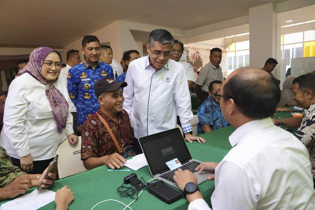 Menaker Yassierli lakukan kunjungan ke PT Sri Rejeki Isman Tbk (Sritex) di Sukoharjo, Jawa Tengah. Foto: Dok. Kemenaker