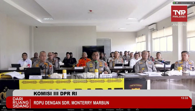 Jajaran Polda Papua Barat dan Polres Teluk Bintuni memberikan klarifikasi terkait hilangnya Mantan Kasat Reskrim Polres Teluk Bintuni, Iptu Tomi Samuel Marbun saat rapat bersama Komisi III DPR RI via Zoom. Foto: YouTube/ TVR Parlemen