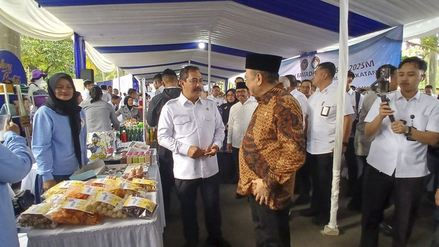 Menteri Imigrasi dan Pemasyarakatan (Kemenimipas) Agus Andrianto saat mengunjungi bazar murah Ramadan, Senin (17/3/2025). Foto: Dok. kumparan