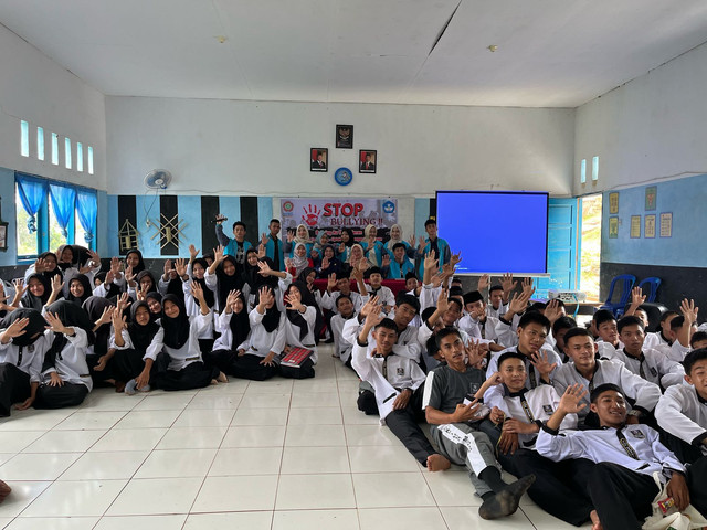 Mahasiswa Berfoto bersama dengan Narasumber dan Siswa siswi SMK Negeri 1 Gunung Megang