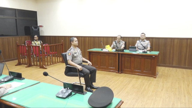 Eks Kapolres Ngada AKBP Fajar Widyadharma Lukman saat sidang etik di Mabes Polri, Senin (17/3/2025). Foto: Dok. Polri