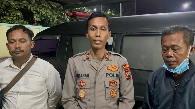 Kapolsek Kradenan Iptu Umbaran Wibowo saat memberikan keterangan terkait penemuan mayat di Sungai Bengawan Solo Desa Nglungger, Kecamatan Kradenan, Kabupaten Blora. Senin (17/03/2025). (Aset: Istimewa)