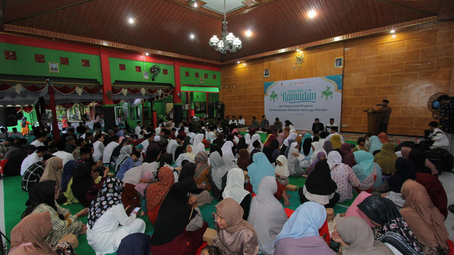 Pekerja Migas Lapangan Banyu Urip dan Kedung Keris saat menggelar acara pemberian santunan kepada anak yatim di Bojonegoro. Senin (17/03/2025) (Aset: Istimewa)